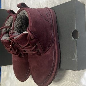 Ugg Size 9 Neumal Cordovan(Maroon)& Sole chukka Tie Sheepskin Suede, gray inside